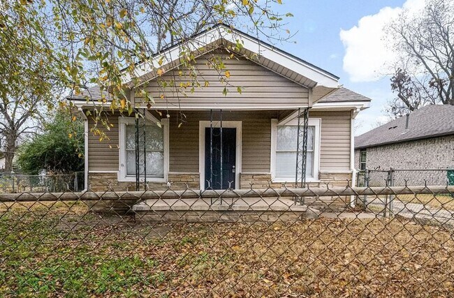 Charming 3BR/1BA Home with Detached Garage - Charming 3BR/1BA Home with Detached Garage