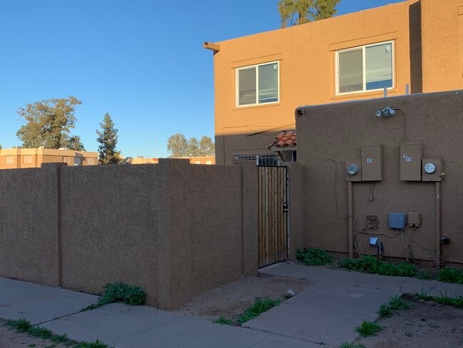 Building Photo - 4645 E Wood St