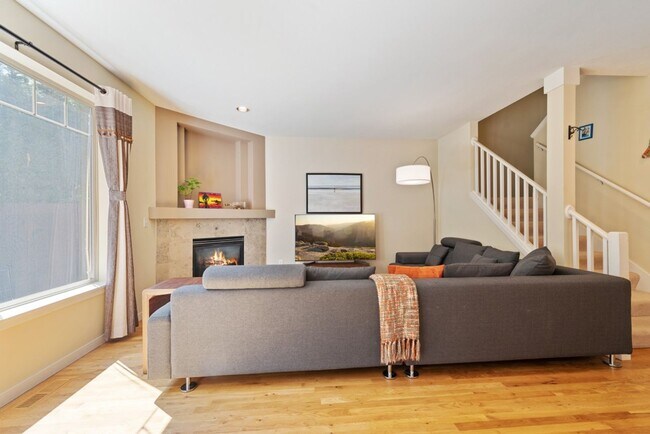 Photo - 3Bd/2.5Ba Kirkland Townhouse