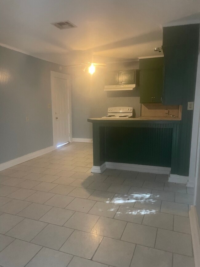 Photo - 858 Geranium St