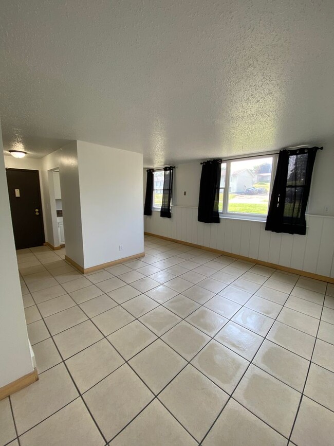 Building Photo - 305 Melody Ln Unit 03