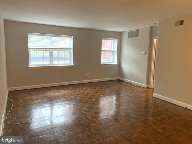 Building Photo - 1305 N Ode St Unit 304