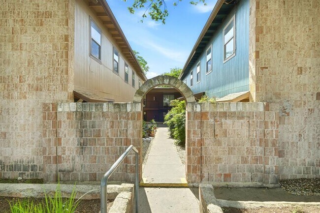 2319 Greenfield Pkwy Unidad 208