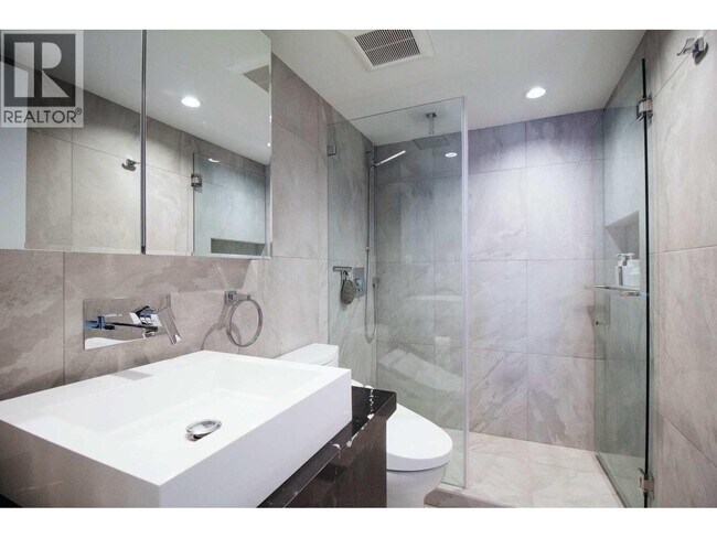 Photo - 1060 Alberni St