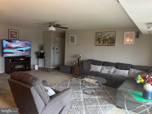 Building Photo - 5801 Quantrell Ave Unit 509