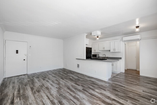 1BR, 1BA - 700SF - Living Room