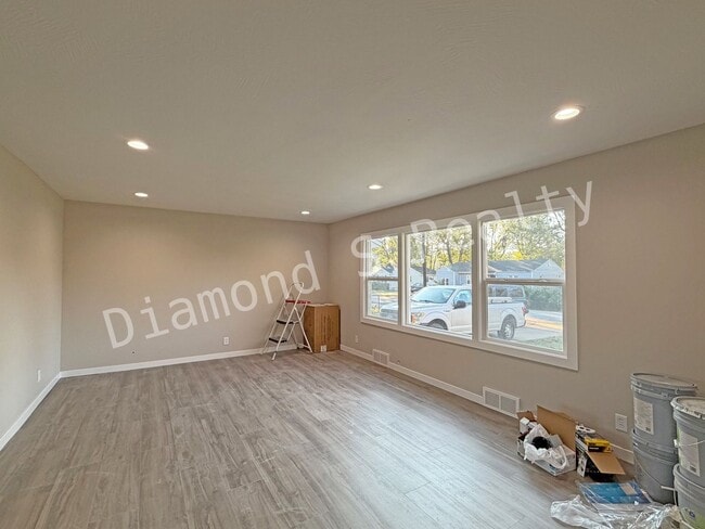 Photo - GREAT LOCATION - CLOSE TO NATIONAL AND SEM...