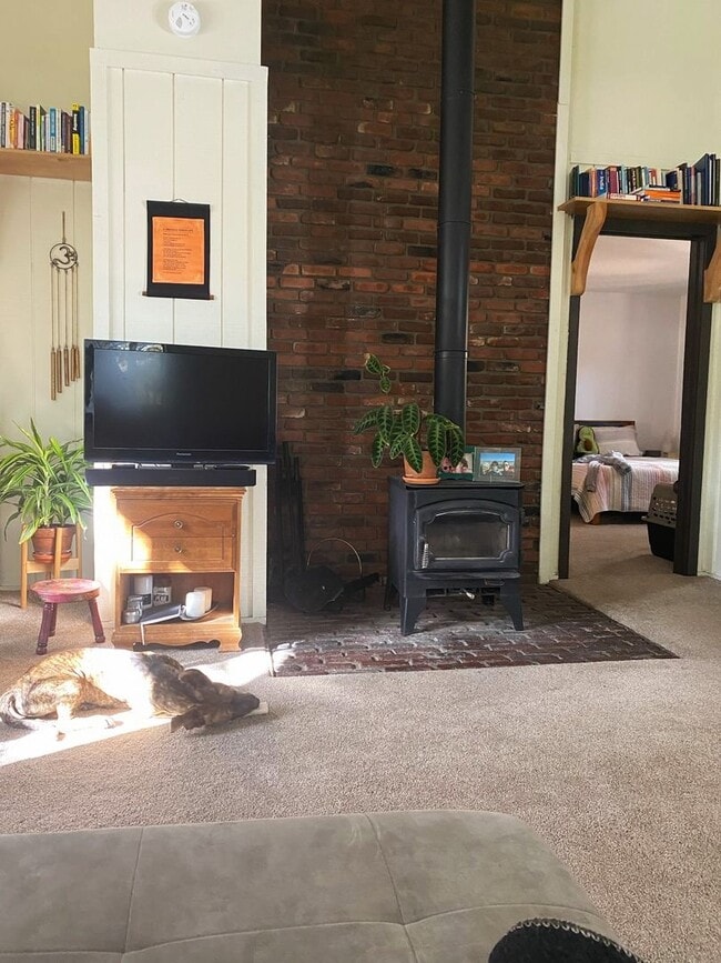 Building Photo - 477 Mono St Unit B upstairs