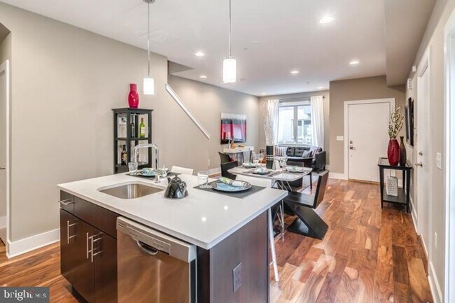 Photo - 826 N 3rd #5