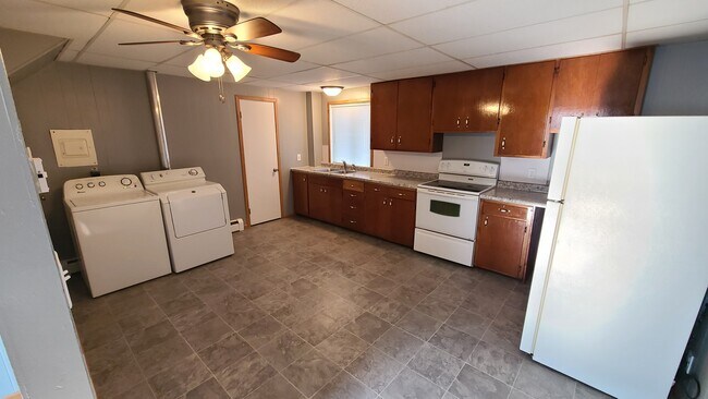 Chimenea Batchelder - 221 Main St E Unidad 2