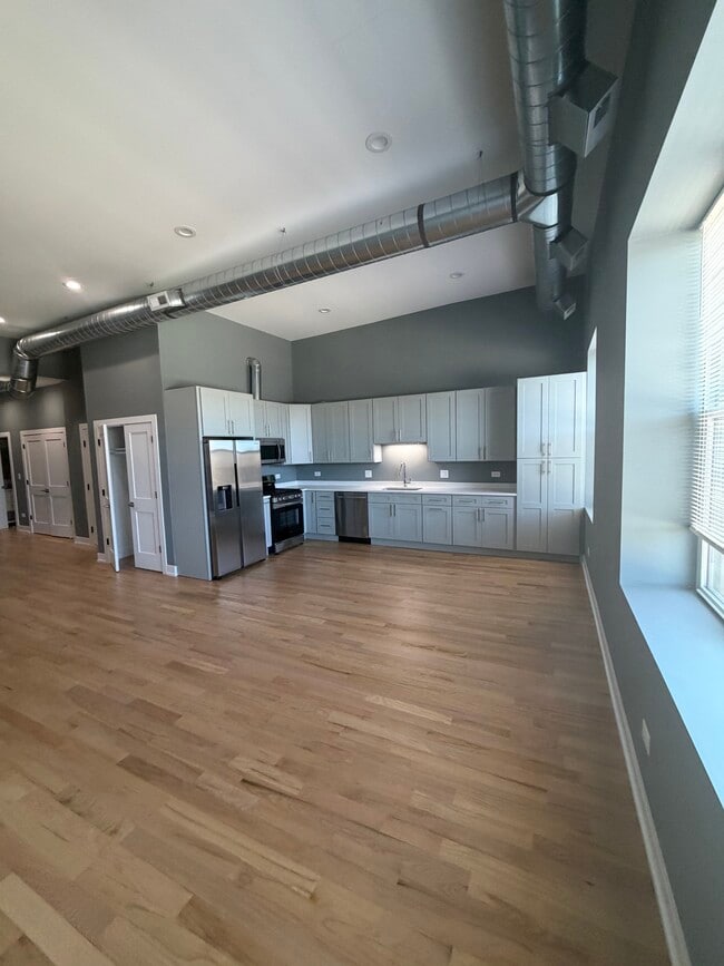 Building Photo - 2620 N Milwaukee Ave Unit 2620 n Milwaukee