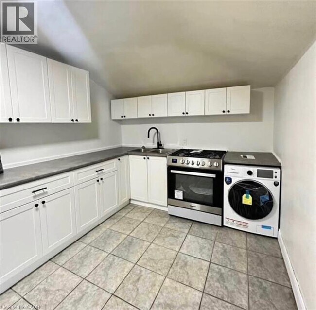 Photo - 216 John St N