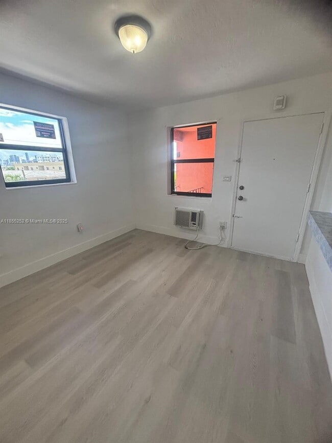 Building Photo - 220 SW 18th Ave Unit 16 Rental