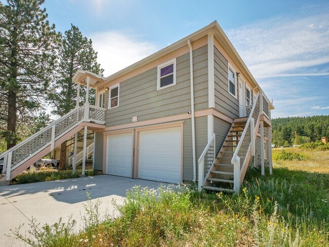 Photo - 4 Bedroom, 2 bath home with 2 car garage