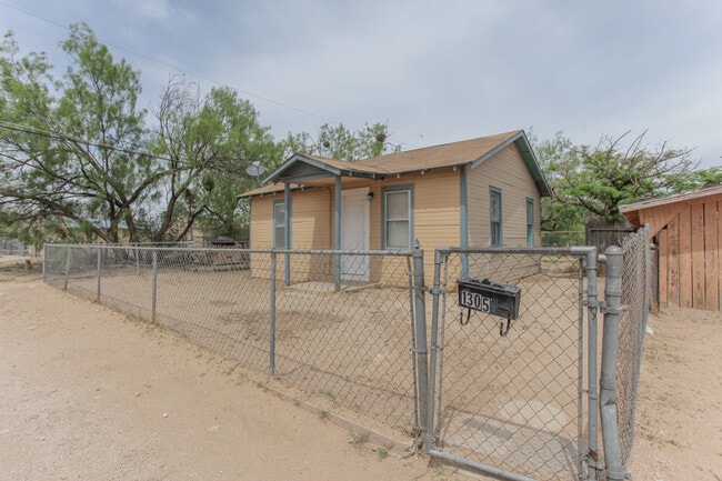Building Photo - 1305 State St Rental