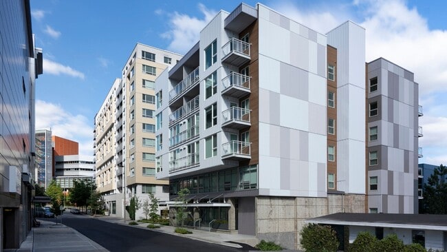 Prime Bellevue location with walkable access to employers, dining, and entertainment - Metro 112 Apartments