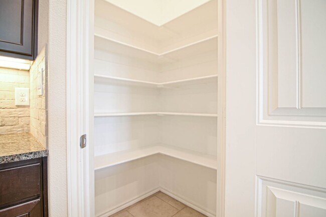 Photo - 719 Bronco Ct