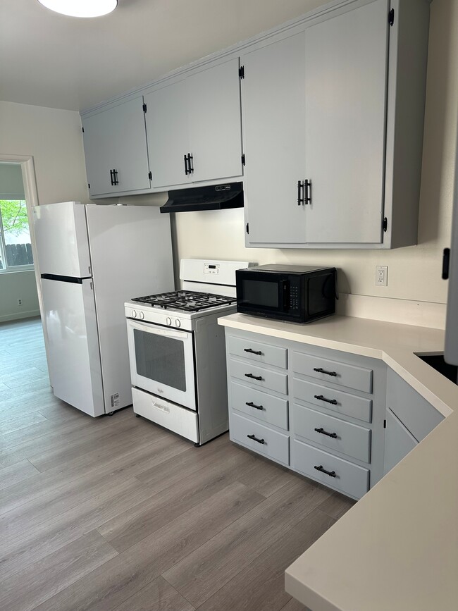 Photo - 587 South St Unidad B