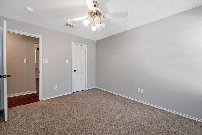 Photo - 135 W Russet Grove Cir