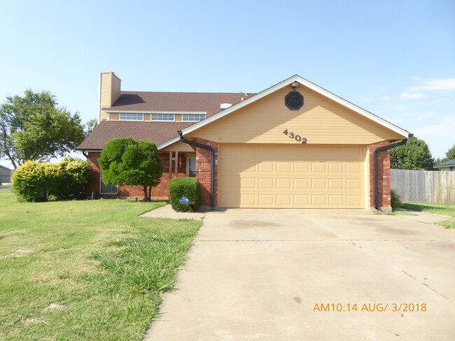 Spacious 2 story house on large corner lot - Spacious 2 story house on large corner lot