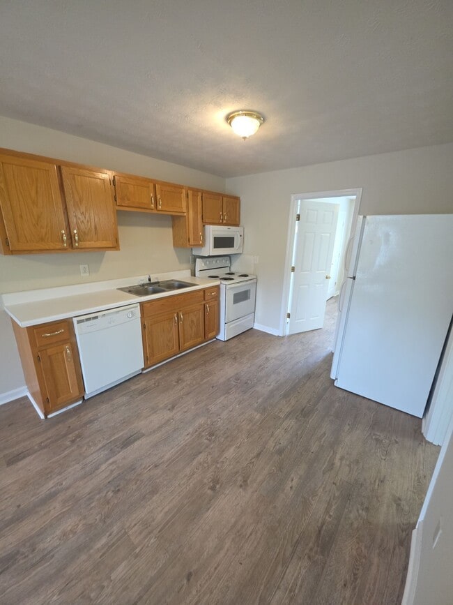 Photo - 460 W 4th St Unidad A3