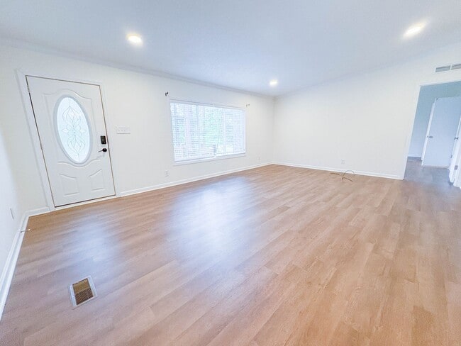 Photo - 4 Bedroom, 2 Bathroom: Pets Allowed!