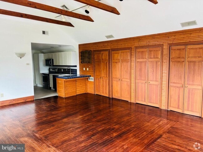 Building Photo - 100 W Brown St Unit 2ND FLOOR Rental