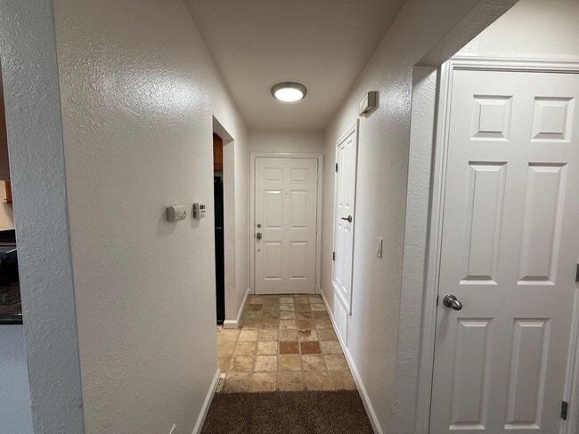 Photo - Parkview Condo close to shopping & Freeway! Unidad B