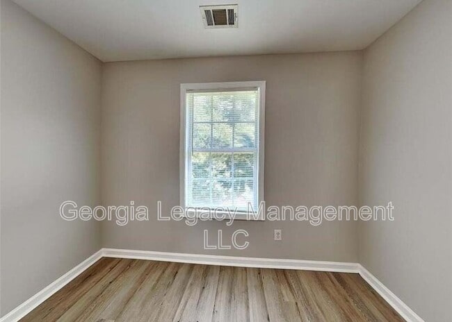 Photo - 407 Maple Way