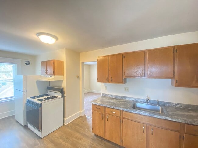 Building Photo - 16 Linwood St Unit E