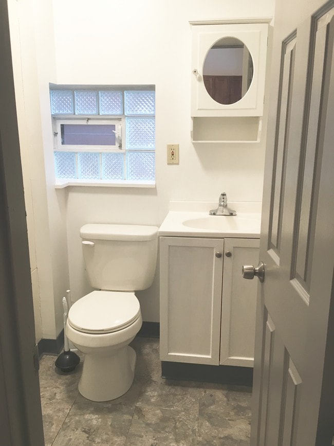 Obviously bathroom - 1044 Welfer St Unit Floor 1