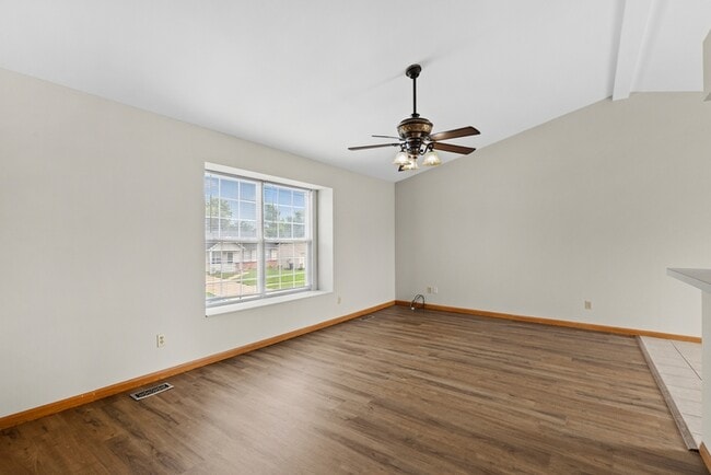 Photo - 708 Tobermory Ct