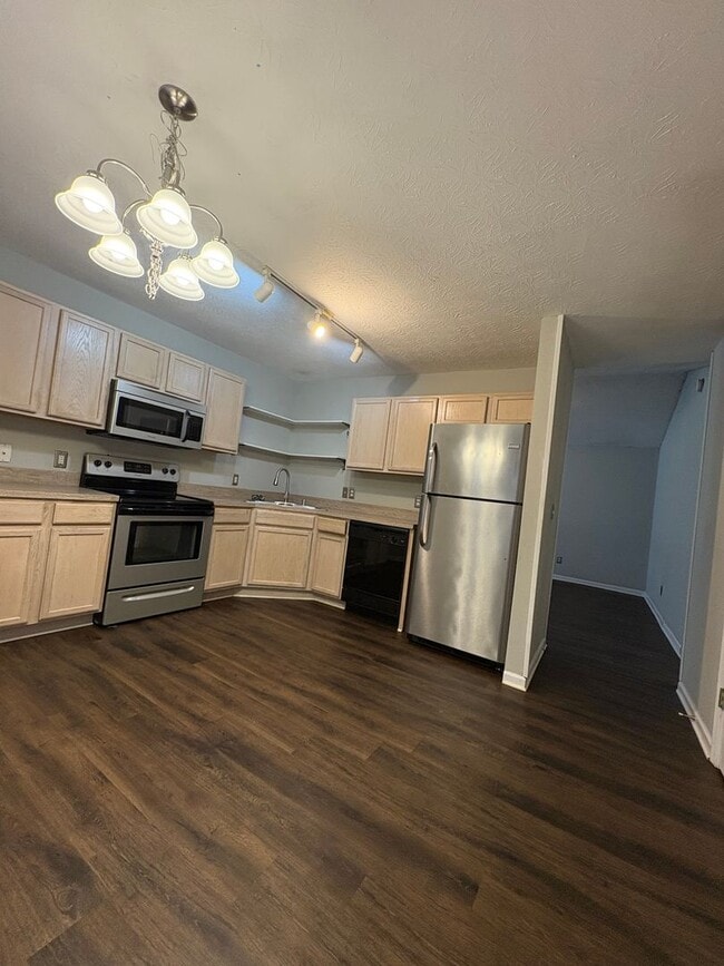Building Photo - Spacious 3 Bed 2 Bath Home With Garage!!