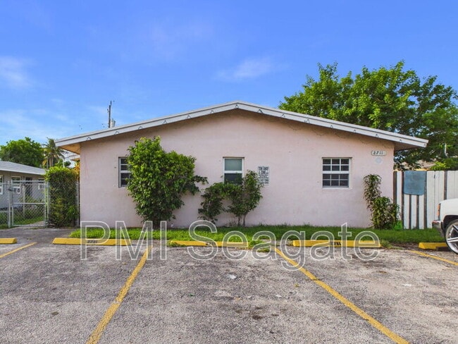 Building Photo - 2711 NW 1st St Unit 4
