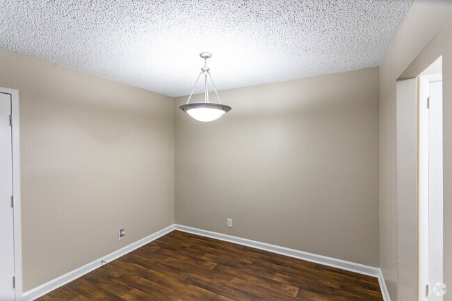 2BR , 1,5BA - 917SF