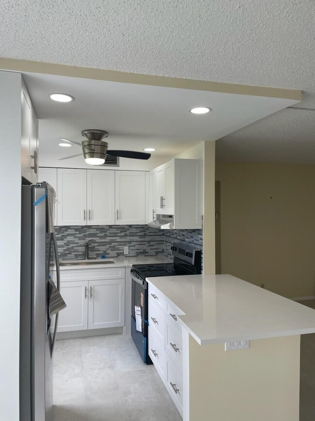 Building Photo - 67 Fanshaw B Unit 670