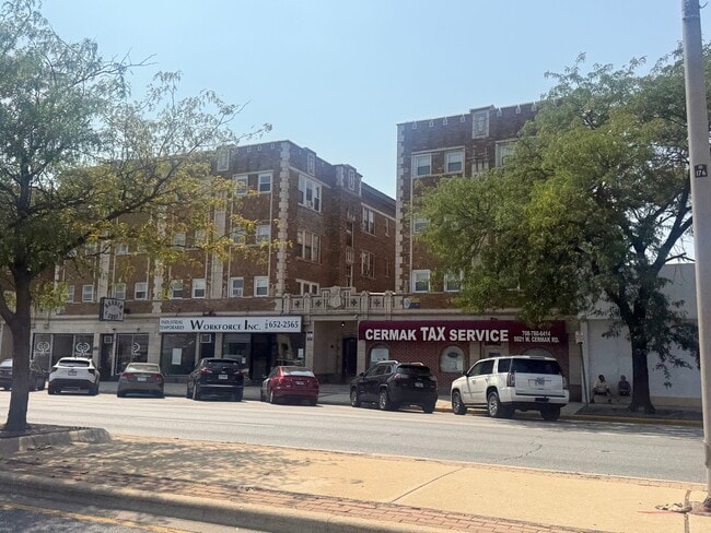 Building Photo - 5017 W Cermak Rd Unit 5