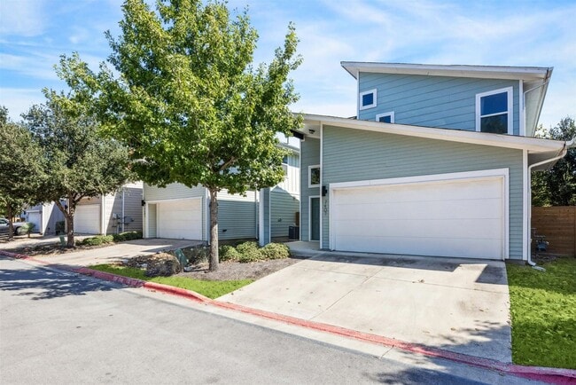 Building Photo - Modern 3-Bed, 2.5-Bath Home with Fenced Ya...