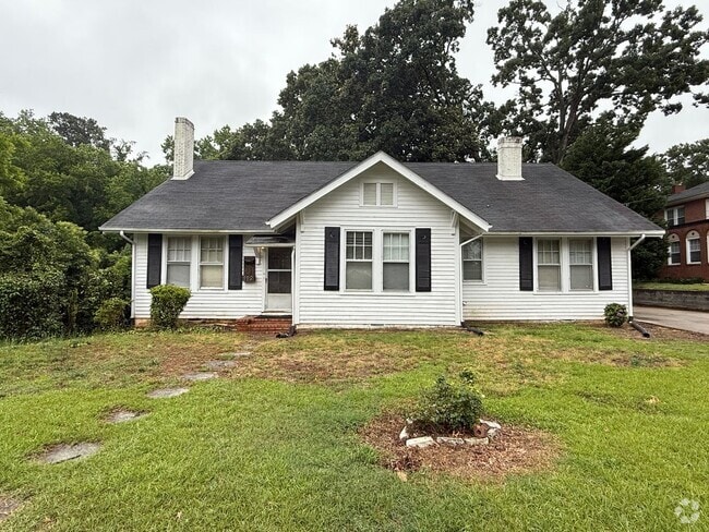 Building Photo - Large Home Available in Wadesboro