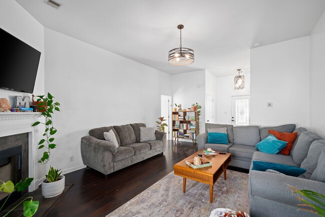 Photo - 525 Parkvue Village Way