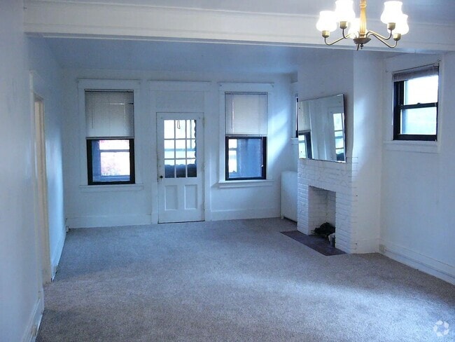 Building Photo - Three bedroom home with laundry
