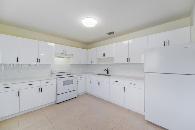 Building Photo - 6320 NW 1st Pl Unit 6322