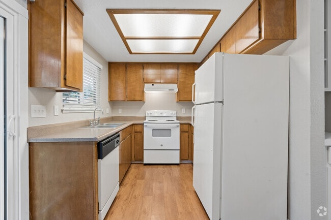 2BR, 2BA - 992SF - Kitchen