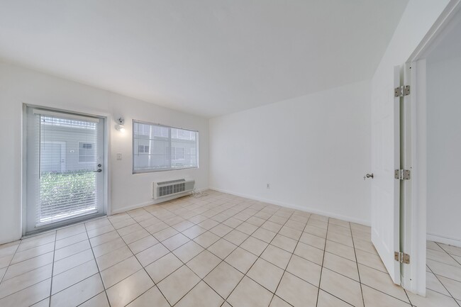 Building Photo - 6930 Rue Versailles Dr Unit # 11 Rental