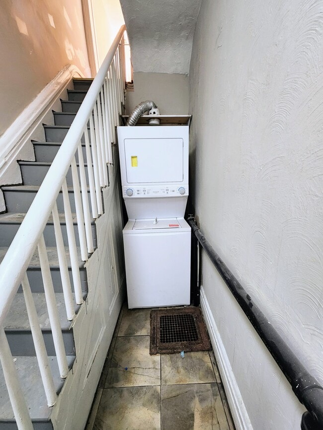 Building Photo - 4058 Penn Ave Unit 2