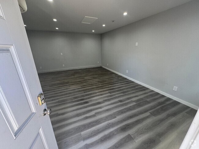 Building Photo - 6527 Gaviota Ave Unit 6527.5 Rental