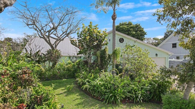 Building Photo - 3 BR 3 BA        POOL HOME       Palm Beac...