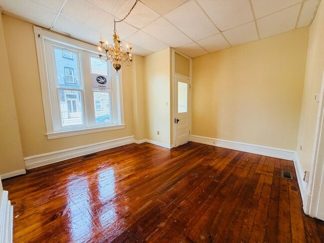 Building Photo - 560 Manor St Unit Apt 1