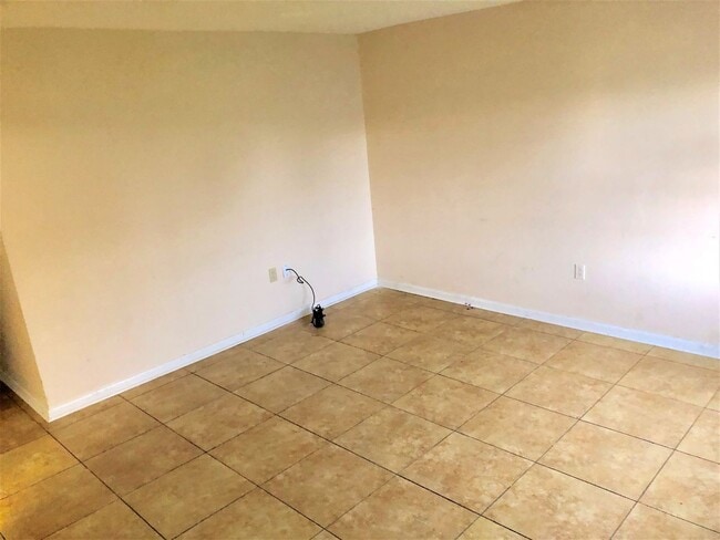 Photo - SPACIOUS 3BR/1.5BA Duplex! Convenient Loca...