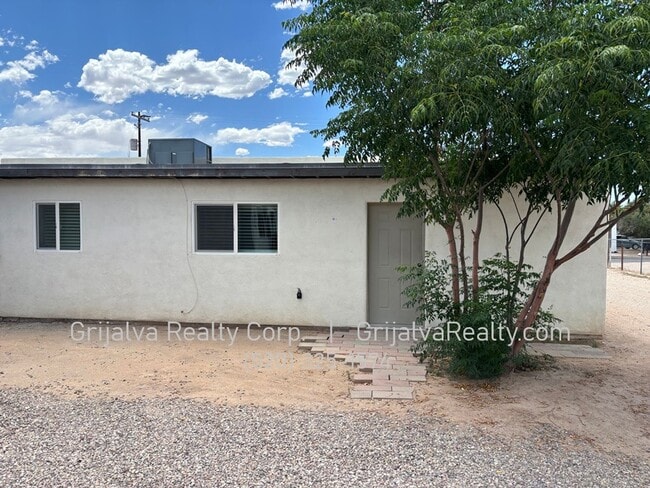 Building Photo - 2924 N Winstel Blvd Unit 02
